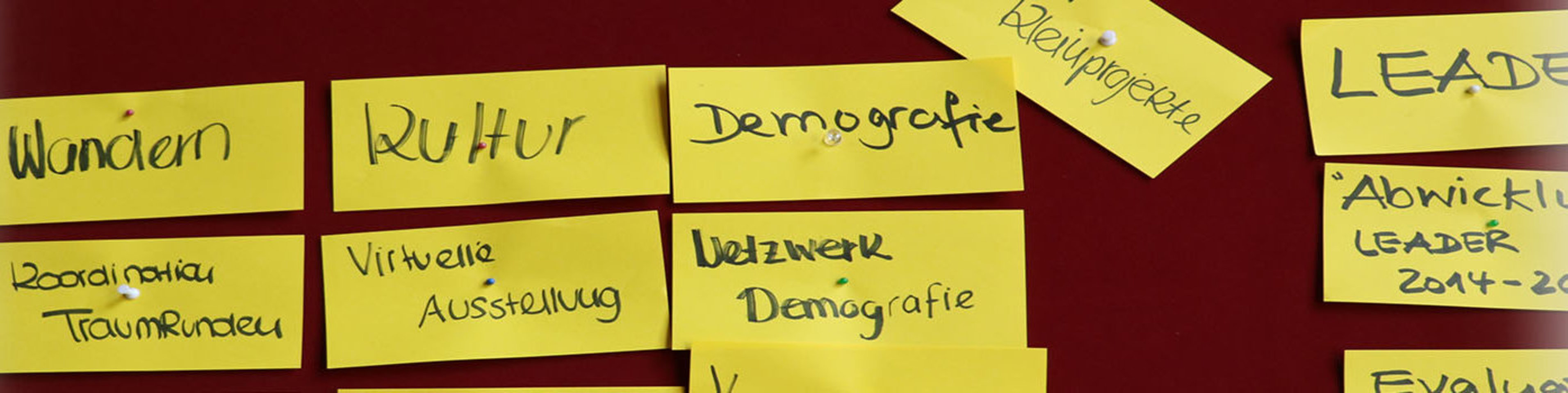 Gelbe Post-Its auf lila Wand